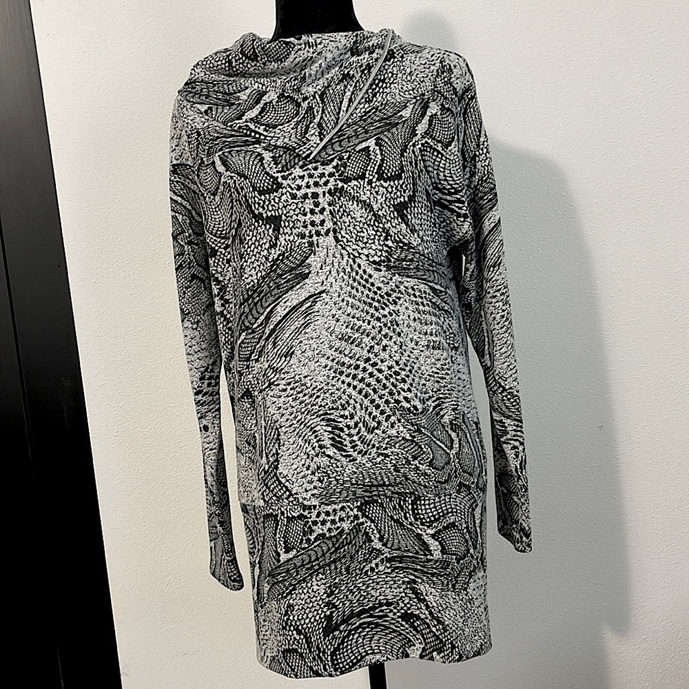 White House Black Market Black and White Tunic Top